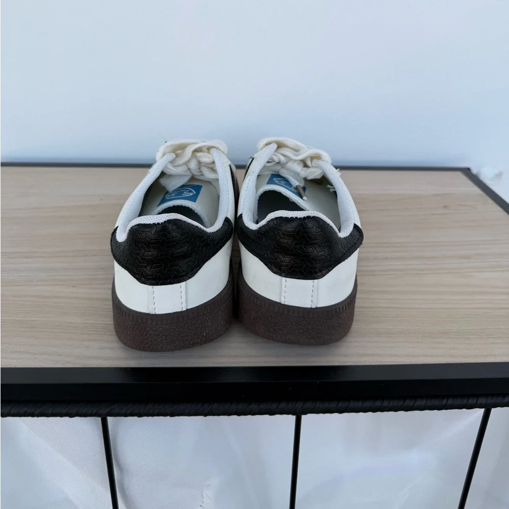 Striped sneakers - Picture 3 of 4